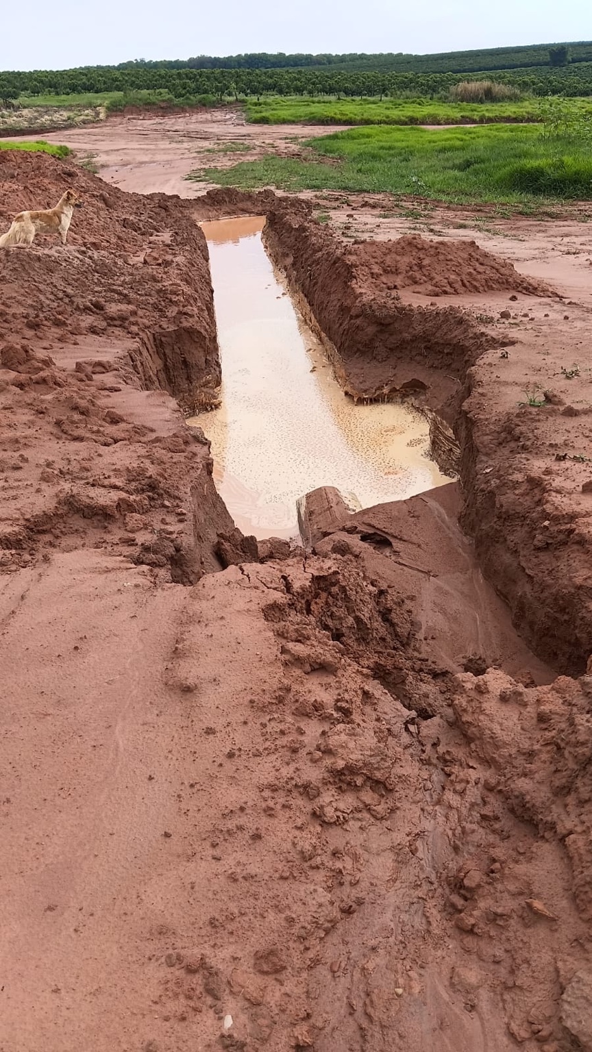 Escavação no Villa Bella com água acumulada e solo saturado